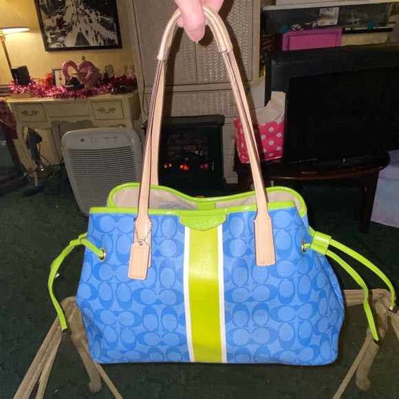 Coach Handbags - Over the shoulder Coach Bag in EUC